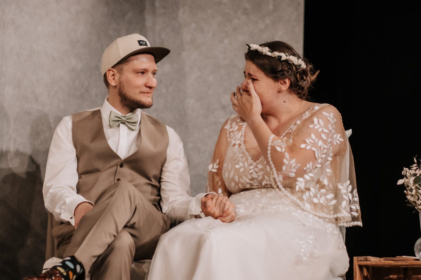 Romantischer Blickaustausch: Brautpaar in liebevollem Moment während der Feier, festgehalten von Kathy Audrey Photography