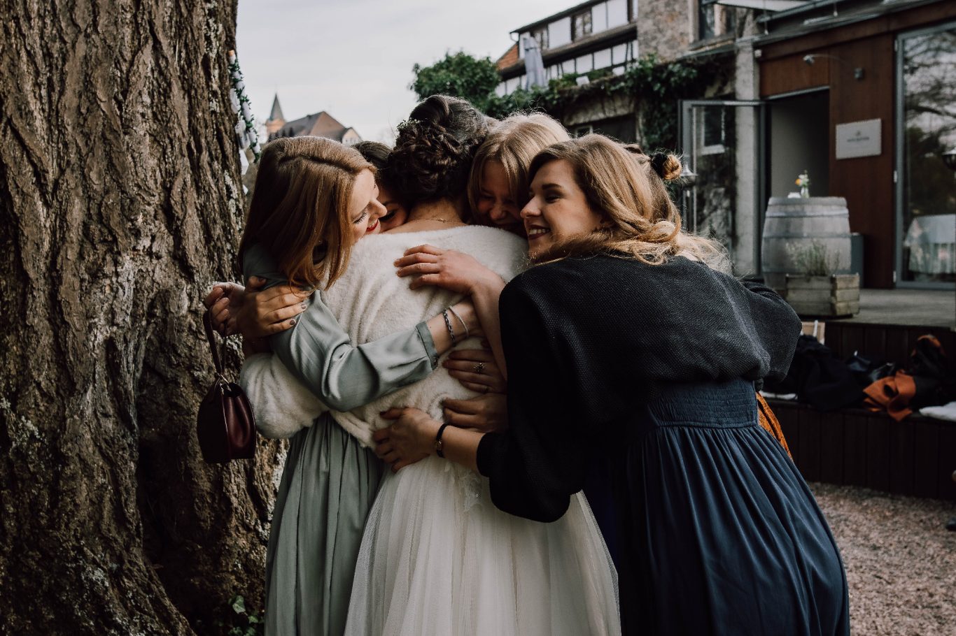 Glückliche Braut, liebevoll umarmt von ihren Freundinnen, festgehalten von Kathy Audrey Photography, der Fotografin aus dem Raum Stuttgart