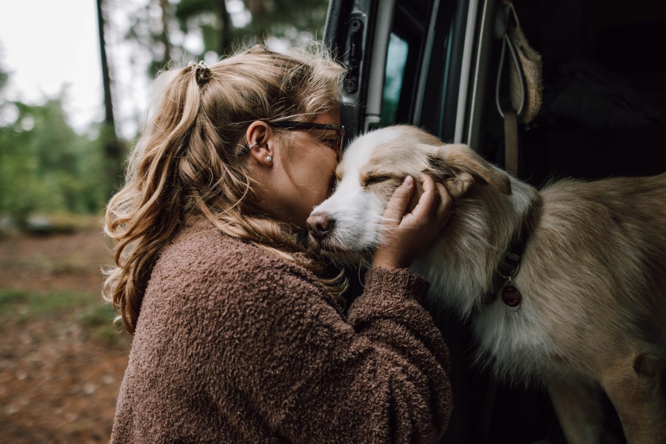Liebevolle Szene: Frau küsst glücklich ihren Hund, eingefangen von Kathy Audrey Photography, der einfühlsamen Fotografin aus Stuttgart.