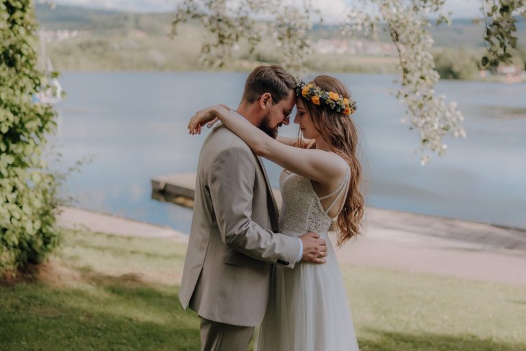 Brautpaar kommt Hand in Hand aus der Kirche | Kathy Audrey Photography