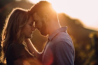 Paar im Sonnenuntergang: Ihre Stirnen berühren sich zärtlich, die Augen geschlossen | Couple-Photography by Kathy Audrey Photography