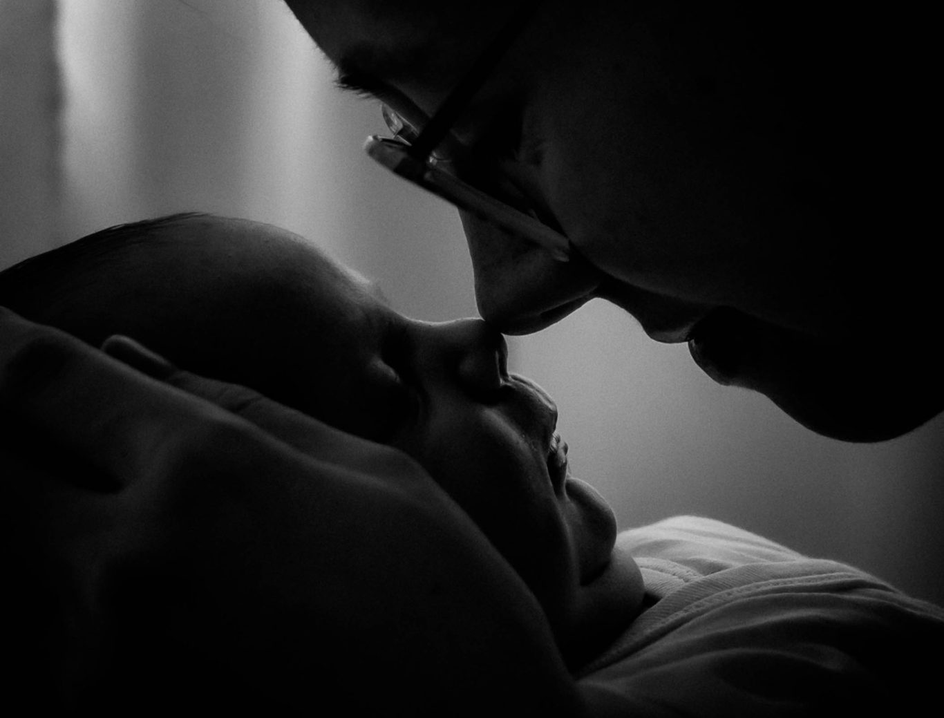 Zarte Momente: Mutter und Baby in inniger Nähe, Nase an Nase, in beeindruckendem Schwarzweiß, festgehalten von Kathy Audrey Photography