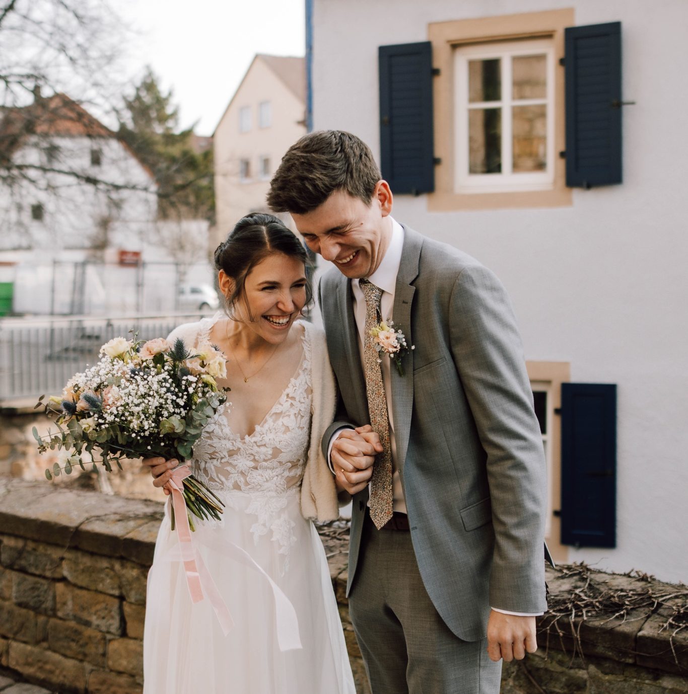 Joyful Connection: Brautpaar lacht verliebt, festgehalten von Kathy Audrey Photography | Fotografin im Raum Stuttgart